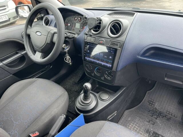 Серый Форд Фиеста, объемом двигателя 1.4 л и пробегом 160 тыс. км за 4200 $, фото 6 на Automoto.ua