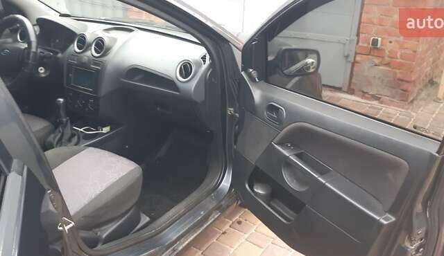 Серый Форд Фиеста, объемом двигателя 1.3 л и пробегом 202 тыс. км за 2800 $, фото 7 на Automoto.ua