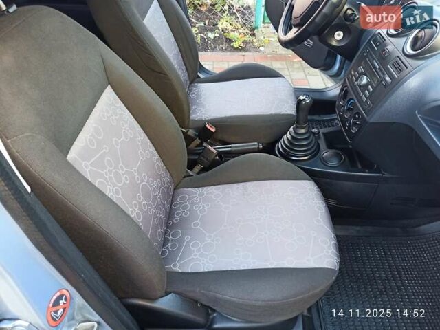 Серый Форд Фиеста, объемом двигателя 1.3 л и пробегом 88 тыс. км за 4400 $, фото 6 на Automoto.ua