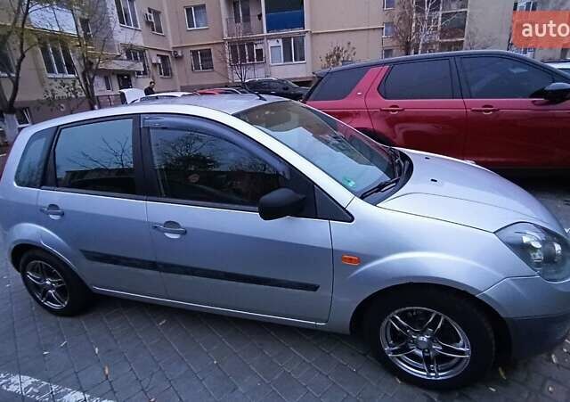 Серый Форд Фиеста, объемом двигателя 1.39 л и пробегом 133 тыс. км за 4000 $, фото 4 на Automoto.ua