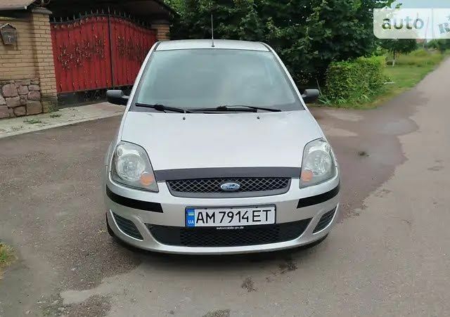 Серый Форд Фиеста, объемом двигателя 1.3 л и пробегом 142 тыс. км за 3500 $, фото 1 на Automoto.ua