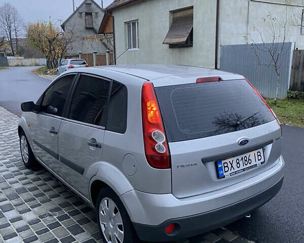 Серый Форд Фиеста, объемом двигателя 1.24 л и пробегом 156 тыс. км за 3500 $, фото 3 на Automoto.ua