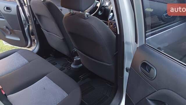 Серый Форд Фиеста, объемом двигателя 1.3 л и пробегом 205 тыс. км за 4600 $, фото 8 на Automoto.ua