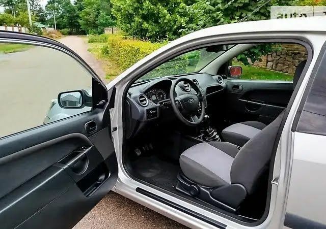 Серый Форд Фиеста, объемом двигателя 1.3 л и пробегом 142 тыс. км за 3500 $, фото 6 на Automoto.ua