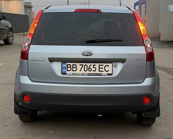 Серый Форд Фиеста, объемом двигателя 1.2 л и пробегом 145 тыс. км за 4350 $, фото 5 на Automoto.ua