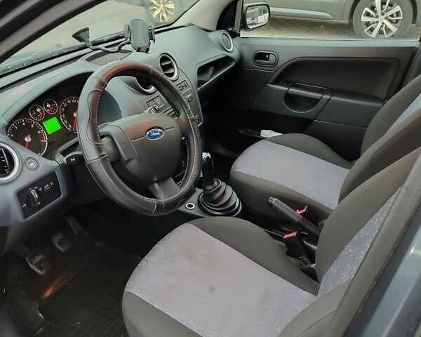 Серый Форд Фиеста, объемом двигателя 1.24 л и пробегом 125 тыс. км за 3450 $, фото 11 на Automoto.ua