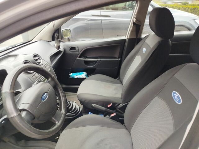 Серый Форд Фиеста, объемом двигателя 1.3 л и пробегом 150 тыс. км за 4100 $, фото 3 на Automoto.ua