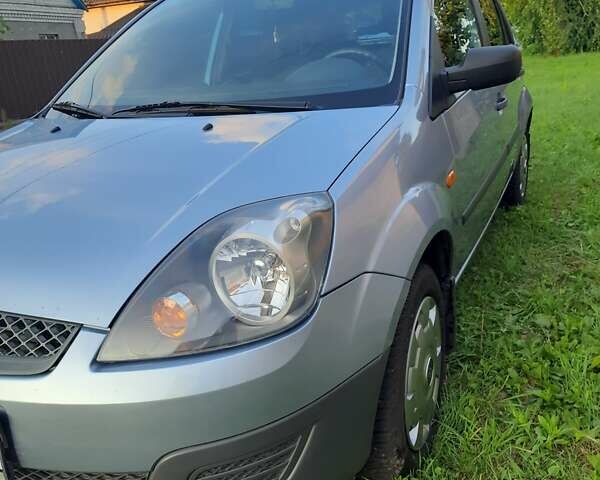 Серый Форд Фиеста, объемом двигателя 1.39 л и пробегом 184 тыс. км за 4600 $, фото 6 на Automoto.ua