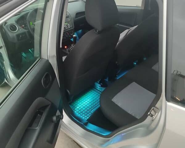 Сірий Форд Фієста, об'ємом двигуна 1.39 л та пробігом 189 тис. км за 3900 $, фото 9 на Automoto.ua