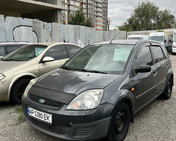 Сірий Форд Фієста, об'ємом двигуна 1.4 л та пробігом 245 тис. км за 2800 $, фото 4 на Automoto.ua