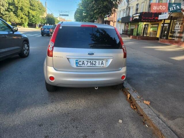 Сірий Форд Фієста, об'ємом двигуна 1.3 л та пробігом 271 тис. км за 5500 $, фото 4 на Automoto.ua