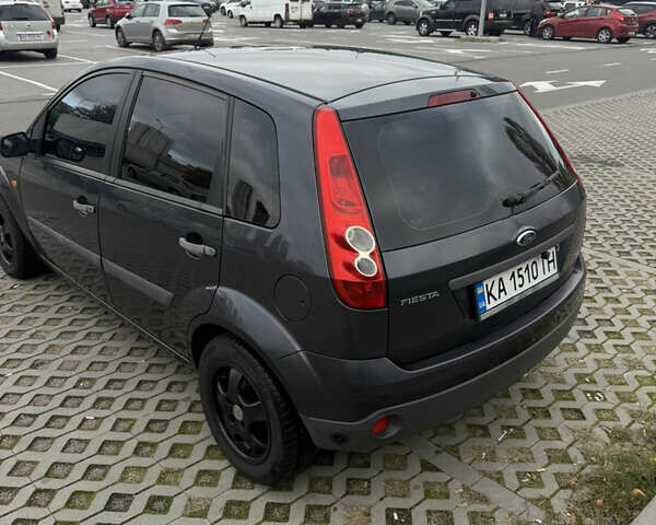 Серый Форд Фиеста, объемом двигателя 1.39 л и пробегом 202 тыс. км за 3499 $, фото 4 на Automoto.ua