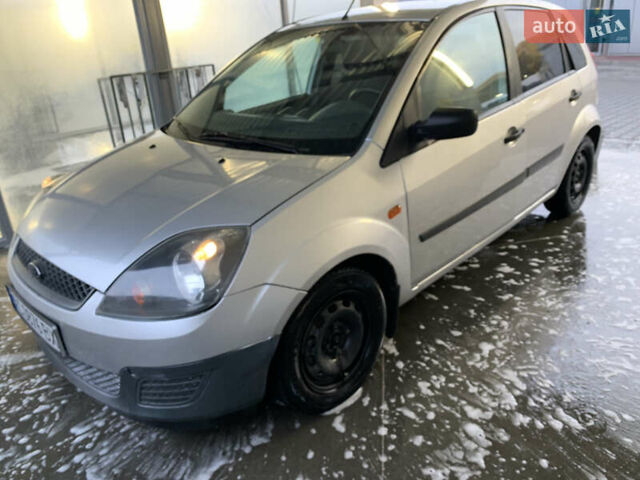 Серый Форд Фиеста, объемом двигателя 1.39 л и пробегом 265 тыс. км за 4000 $, фото 3 на Automoto.ua