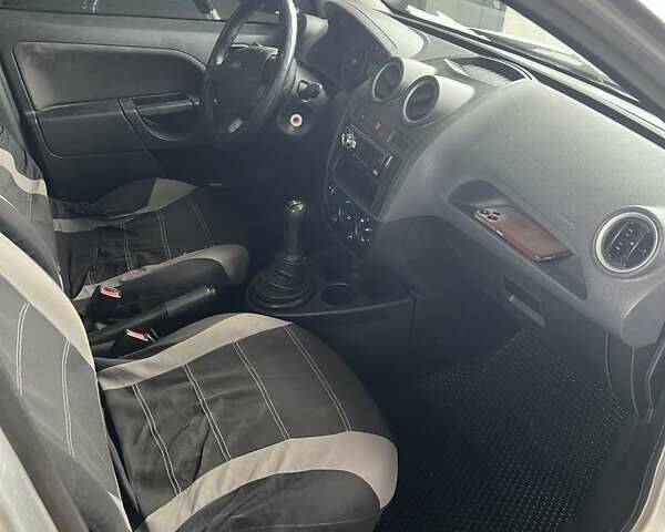 Серый Форд Фиеста, объемом двигателя 1.2 л и пробегом 194 тыс. км за 3300 $, фото 12 на Automoto.ua