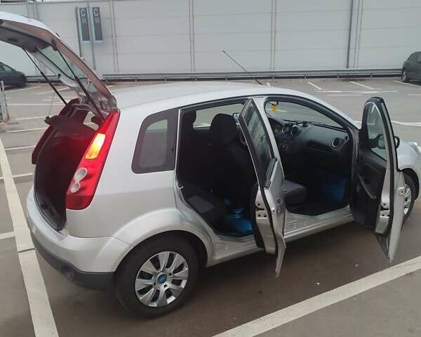 Сірий Форд Фієста, об'ємом двигуна 1.39 л та пробігом 189 тис. км за 3900 $, фото 2 на Automoto.ua