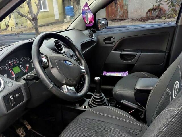 Серый Форд Фиеста, объемом двигателя 1.4 л и пробегом 213 тыс. км за 4700 $, фото 2 на Automoto.ua