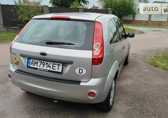 Серый Форд Фиеста, объемом двигателя 1.3 л и пробегом 142 тыс. км за 3500 $, фото 5 на Automoto.ua