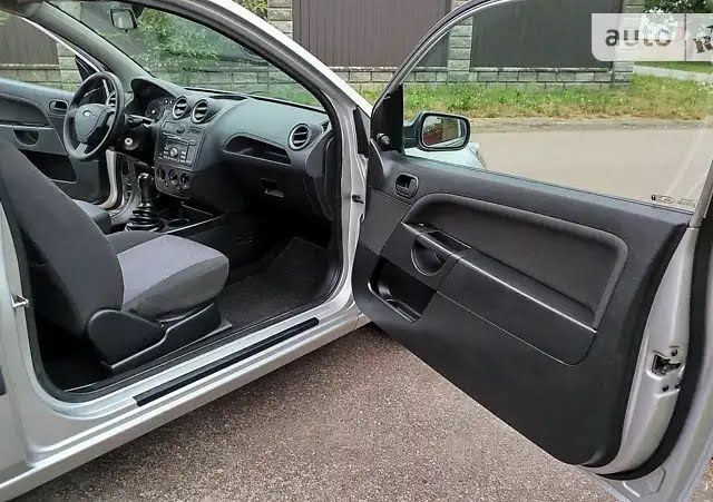 Серый Форд Фиеста, объемом двигателя 1.3 л и пробегом 142 тыс. км за 3500 $, фото 13 на Automoto.ua