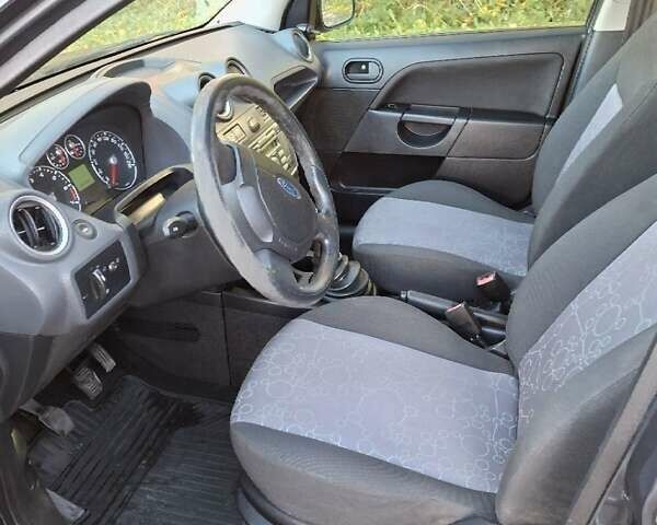 Серый Форд Фиеста, объемом двигателя 1.4 л и пробегом 203 тыс. км за 3399 $, фото 6 на Automoto.ua