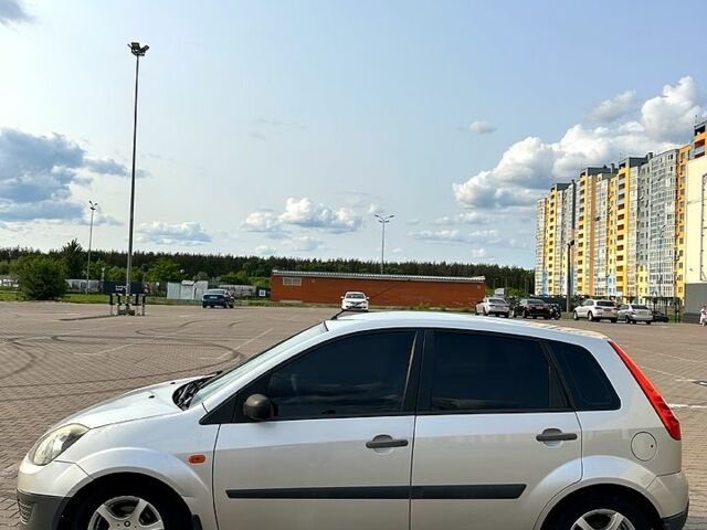 Серый Форд Фиеста, объемом двигателя 1.2 л и пробегом 196 тыс. км за 4200 $, фото 3 на Automoto.ua