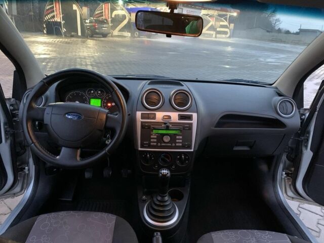 Серый Форд Фиеста, объемом двигателя 1.4 л и пробегом 265 тыс. км за 3000 $, фото 7 на Automoto.ua