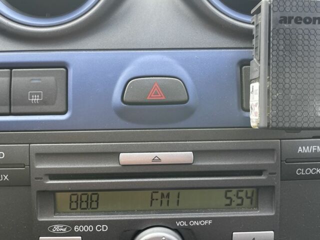 Сірий Форд Фієста, об'ємом двигуна 1.3 л та пробігом 180 тис. км за 5600 $, фото 3 на Automoto.ua