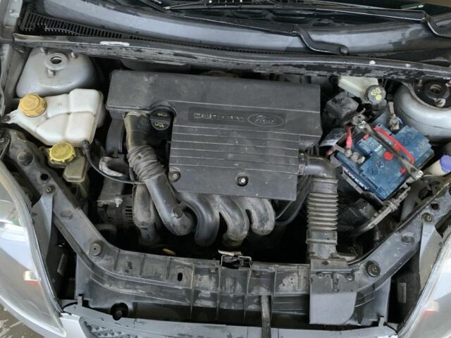 Серый Форд Фиеста, объемом двигателя 1.4 л и пробегом 265 тыс. км за 3000 $, фото 4 на Automoto.ua