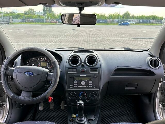 Серый Форд Фиеста, объемом двигателя 1.2 л и пробегом 196 тыс. км за 4200 $, фото 4 на Automoto.ua