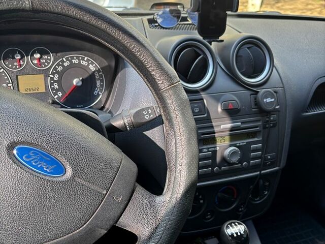 Серый Форд Фиеста, объемом двигателя 1.2 л и пробегом 132 тыс. км за 4100 $, фото 3 на Automoto.ua