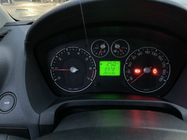 Серый Форд Фиеста, объемом двигателя 1.4 л и пробегом 265 тыс. км за 3000 $, фото 5 на Automoto.ua