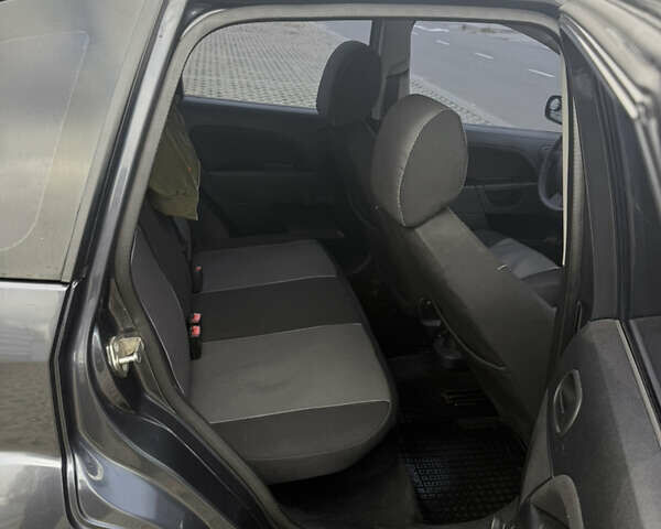 Серый Форд Фиеста, объемом двигателя 1.39 л и пробегом 202 тыс. км за 3499 $, фото 7 на Automoto.ua