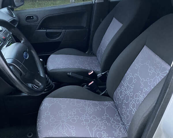 Серый Форд Фиеста, объемом двигателя 1.24 л и пробегом 156 тыс. км за 3500 $, фото 7 на Automoto.ua