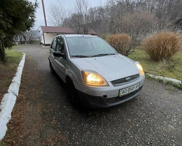 Серый Форд Фиеста, объемом двигателя 1.2 л и пробегом 78 тыс. км за 3200 $, фото 2 на Automoto.ua