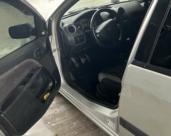 Серый Форд Фиеста, объемом двигателя 1.2 л и пробегом 194 тыс. км за 3300 $, фото 5 на Automoto.ua