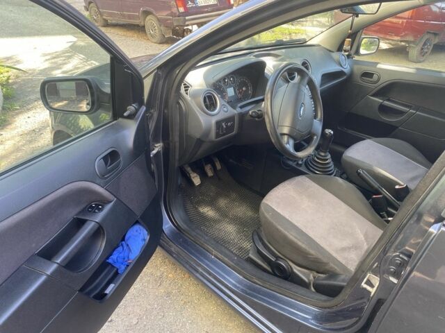 Серый Форд Фиеста, объемом двигателя 1.4 л и пробегом 270 тыс. км за 3500 $, фото 10 на Automoto.ua