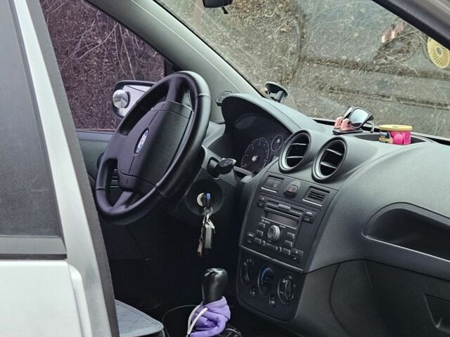 Сірий Форд Фієста, об'ємом двигуна 1.2 л та пробігом 246 тис. км за 3800 $, фото 7 на Automoto.ua