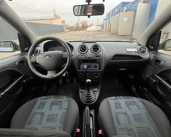 Серый Форд Фиеста, объемом двигателя 1.2 л и пробегом 145 тыс. км за 4350 $, фото 8 на Automoto.ua