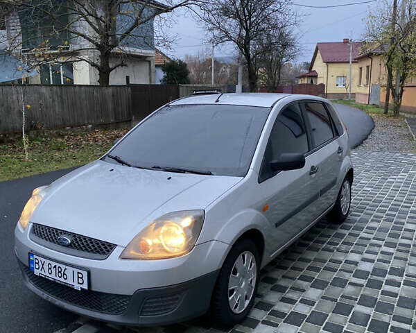 Серый Форд Фиеста, объемом двигателя 1.24 л и пробегом 156 тыс. км за 3500 $, фото 4 на Automoto.ua