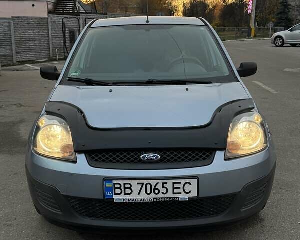 Серый Форд Фиеста, объемом двигателя 1.2 л и пробегом 145 тыс. км за 4350 $, фото 1 на Automoto.ua