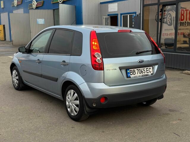 Серый Форд Фиеста, объемом двигателя 1.2 л и пробегом 145 тыс. км за 4350 $, фото 6 на Automoto.ua