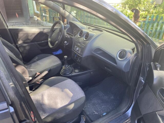 Серый Форд Фиеста, объемом двигателя 1.4 л и пробегом 270 тыс. км за 3500 $, фото 7 на Automoto.ua