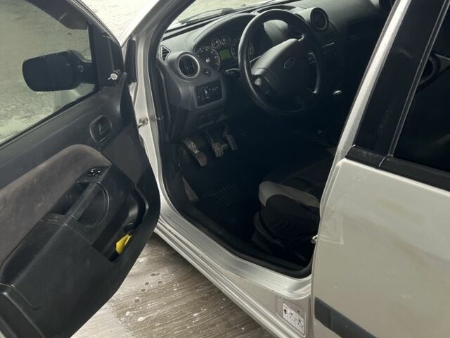 Серый Форд Фиеста, объемом двигателя 1.2 л и пробегом 194 тыс. км за 3300 $, фото 6 на Automoto.ua