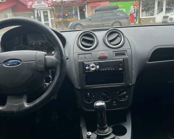 Серый Форд Фиеста, объемом двигателя 1.2 л и пробегом 194 тыс. км за 3300 $, фото 9 на Automoto.ua