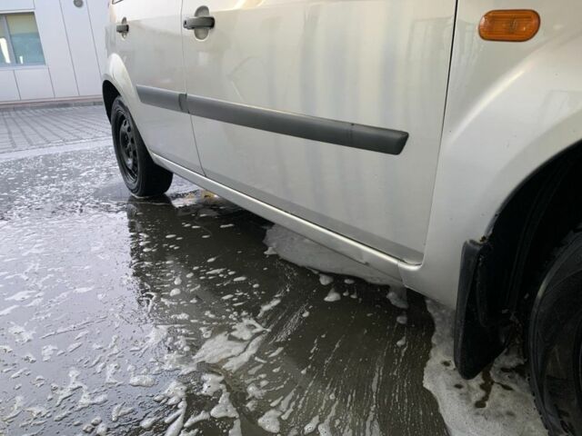 Серый Форд Фиеста, объемом двигателя 1.4 л и пробегом 265 тыс. км за 3000 $, фото 2 на Automoto.ua