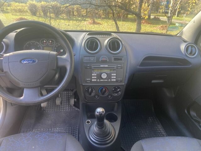 Сірий Форд Фієста, об'ємом двигуна 1.2 л та пробігом 200 тис. км за 2554 $, фото 6 на Automoto.ua