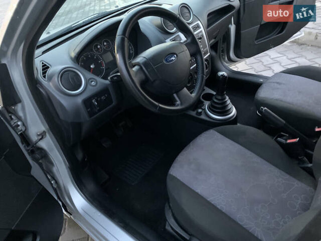 Серый Форд Фиеста, объемом двигателя 1.39 л и пробегом 265 тыс. км за 4000 $, фото 5 на Automoto.ua