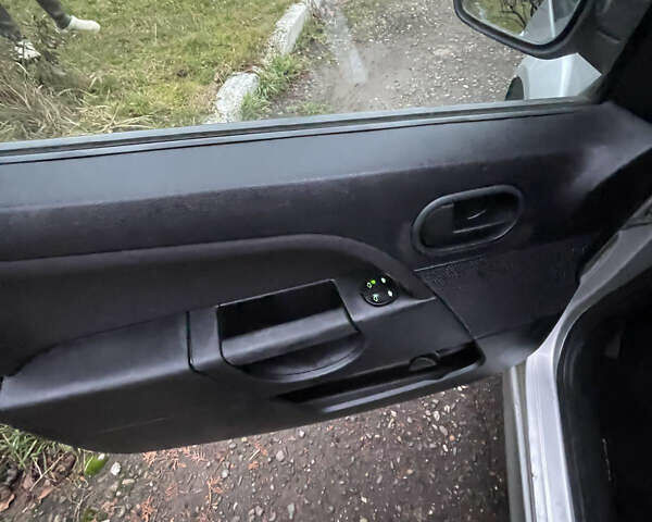 Серый Форд Фиеста, объемом двигателя 1.2 л и пробегом 78 тыс. км за 3200 $, фото 10 на Automoto.ua