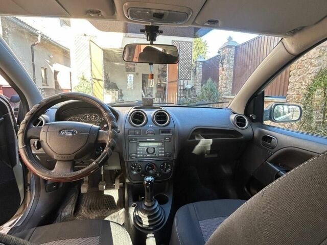 Серый Форд Фиеста, объемом двигателя 1.2 л и пробегом 180 тыс. км за 3700 $, фото 5 на Automoto.ua