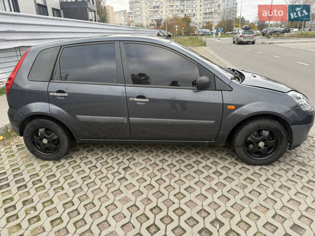 Серый Форд Фиеста, объемом двигателя 1.39 л и пробегом 202 тыс. км за 3499 $, фото 2 на Automoto.ua