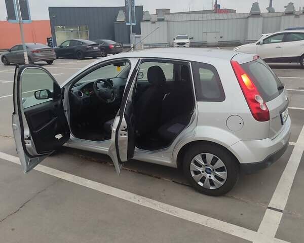 Сірий Форд Фієста, об'ємом двигуна 1.39 л та пробігом 189 тис. км за 3900 $, фото 5 на Automoto.ua